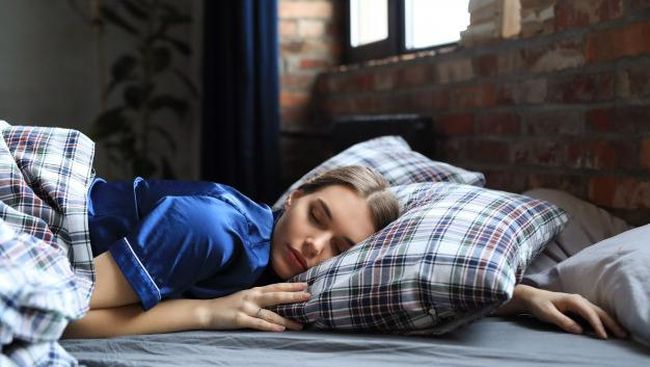Bukan Cuma Begadang, Tidur Kelamaan Juga Bisa Kasih Efek Buruk ke Tubuhmu