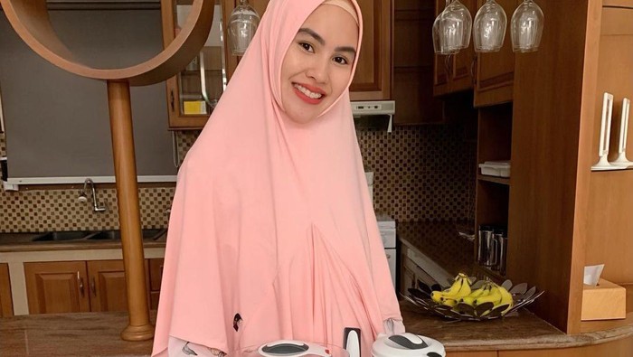 Kompaknya Kartika Putri dan Habib Usman bin Yahya Saat Ngerujak Bareng