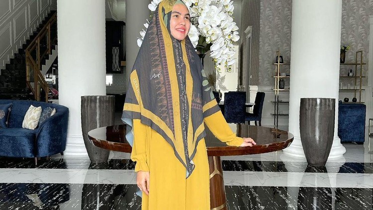 Kompaknya Kartika Putri dan Habib Usman bin Yahya Saat Ngerujak Bareng Kompaknya Kartika Putri dan Habib Usman bin Yahya Saat Ngerujak Bareng