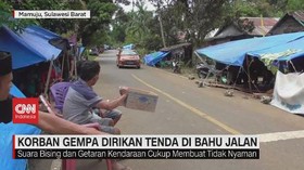 VIDEO: Korban Gempa Mamuju Dirikan Tenda di Bahu Jalan
