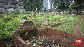 Belasan Makam di Medan Amblas ke Sungai