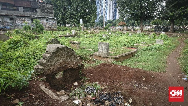 Ada yang sudah tinggal sejak 60 tahun di pemakaman China, Menteng Pulo, tak sedikit pula terpaksa karena himpitan ekonomi tinggal di ibu kota.
