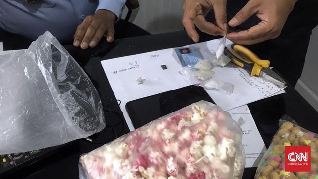 Seorang wanita ditangkap usai menyelundupkan sabu di dalam pop corn ke Lapas Kedungpane Semarang untuk salah seorang warga binaan.