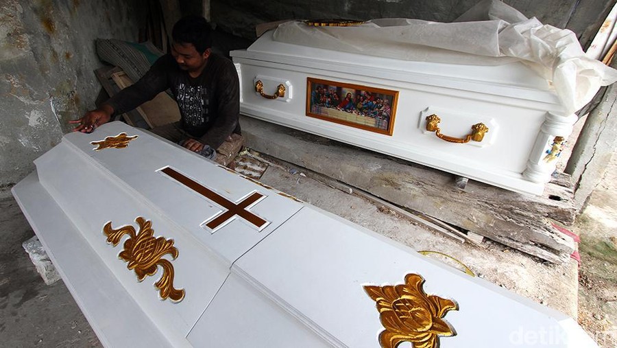 Laris Manis Penjualan Peti Mati di Masa Pandemi COVID-19 Permintaan pembuatan peti mati meningkat di masa pandemi COVID-19. Dalam sebulan, industri pembuatan peti mati di Solo mampu membuat 20 hingga 25 peti mati.