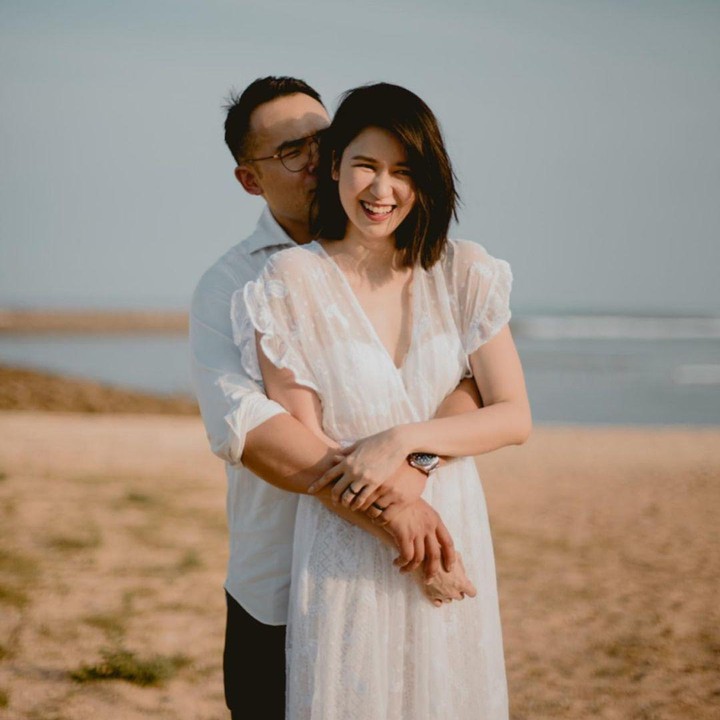 <p>Meskipun keduanya tampak jarang terlihat bersama saat berada di depan kamera, Laura Basuki suka memamerkan kemesraannya dengan suami di Instagram, seperti foto berikut. (Foto: Instagram @laurabas)</p>