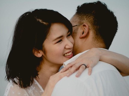 7 Potret Mesra Laura Basuki dan Suami yang Jarang Terekspose