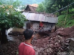 Rumah Warga di Situbondo Rusak Tertimpa Longsor, Penghuninya Selamat