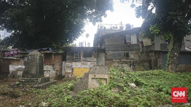 Ada yang sudah tinggal sejak 60 tahun di pemakaman China, Menteng Pulo, tak sedikit pula terpaksa karena himpitan ekonomi tinggal di ibu kota.