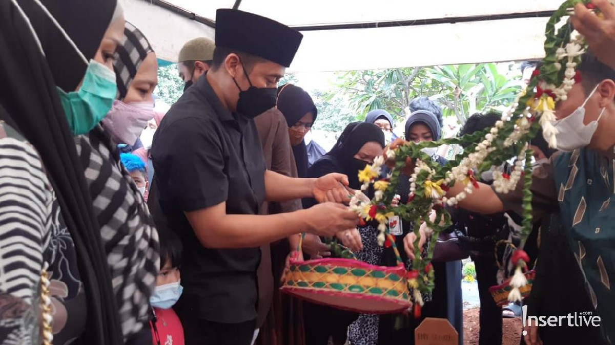 Pemakaman ibunda Denny Cagur