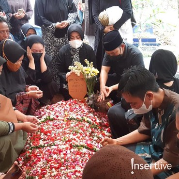 5 Foto Prosesi Pemakaman Ibunda Denny Cagur