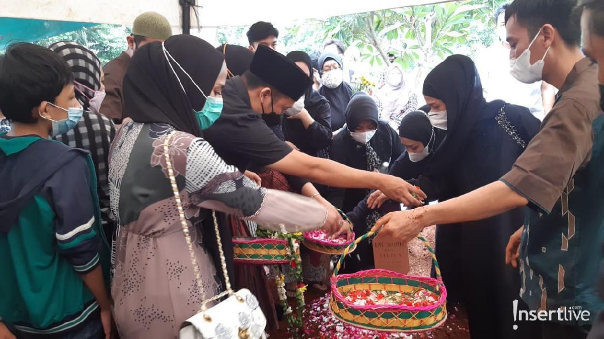 Pemakaman ibunda Denny Cagur