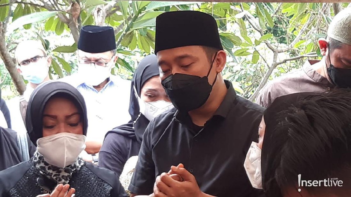 Pemakaman ibunda Denny Cagur