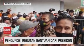 VIDEO: Pengungsi Korban Banjir Rebutan Bantuan dari Jokowi