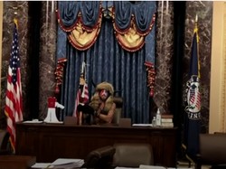 Momen Perusuh Capitol Masuk ke Ruang Senat, Duduki Kursi Wapres AS