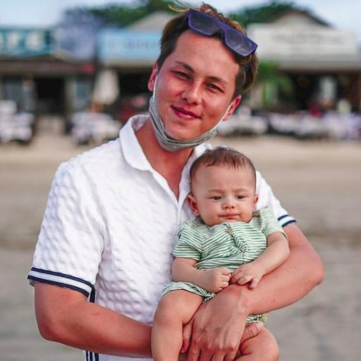 <p>Saka sedang bersama 'kembarannya'. Menurut Bunda, makin mirip atau enggak? (Foto: Instagram @ussypratama)</p>