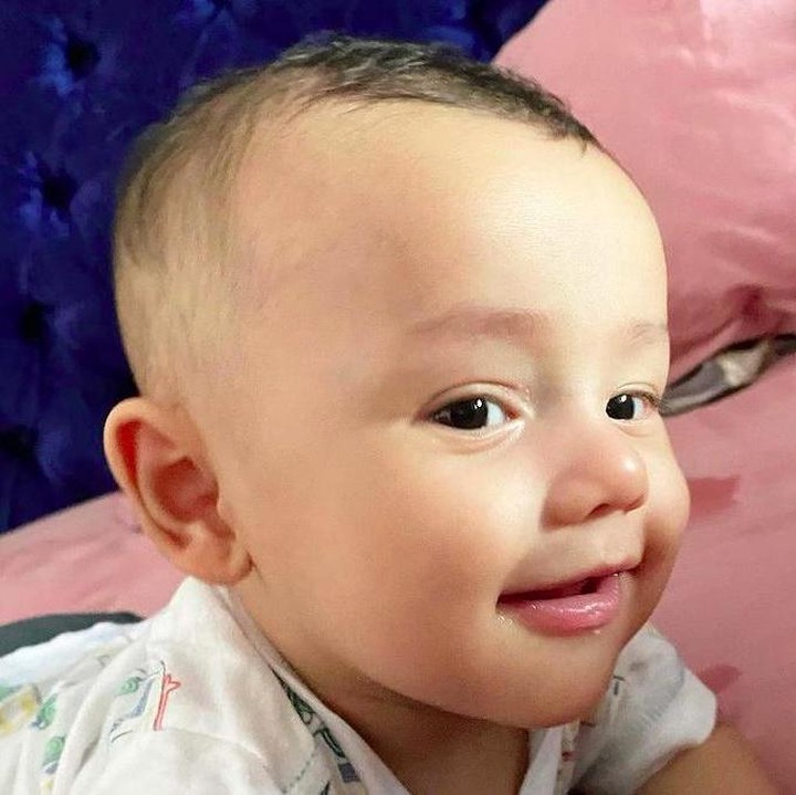 <p>Pertama kali ditunjukkan foto Saka, netizen langsung menyebut kalau Saka mirip dengan sang ayah, Andhika Pratama. Saka disebut memiliki paras bule karena hidungnya mancung. (Foto: Instagram @ussypratama)</p>