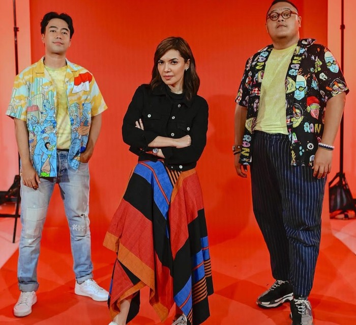 Reza Chandika terkenal dengan gayanya yang humoris dan lekat dengan tren anak muda. Begitupun dalam berbusana, dirinya kerap memilih setelan bercorak nyentrik yang makin mengeluarkan aura ceria. Lihat saja foto Reza saat berpose bersama Najwa Shihab dan Vidi Aldiano saat memandu acara dari Narasi. Kemeja bercoraknya bikin netizen bertanya-tanya, “Kak, kemejanya beli dimana?” (Foto: Instagram/rezachandika)