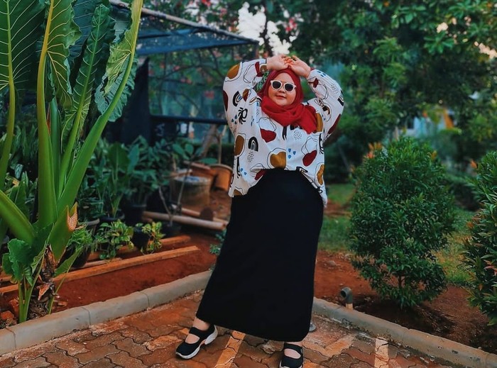 Intan Kemala Sari menjadi role model bagi para perempuan berhijab yang memiliki tubuh besar. Pada foto, Intan membantahkan sugesti bahwa perempuan bertubuh besar bisa pakai rok span. Bahkan, kemeja bercorak dan pashmina merahnya tampak serasi secara keseluruhan. Tips foto OOTD untuk yang bertubuh plus size dari Intan adalah ambilah frame dari jarak jauh agar menciptakan tubuh yang terlihat lebih kecil. (Foto: Instagram/kemalasari)