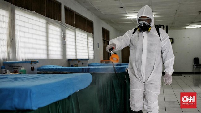 Ahli Epidemiologi Unair Windhu Purnomo mewanti-wanti pemerintah mengawasi warga yang isoman karena berpotensi menjadi klaster keluarga.