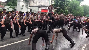 img-title Terungkap Asal-usul Lagu 'Terpesona' yang Jadi Yel-yel TNI & Polri