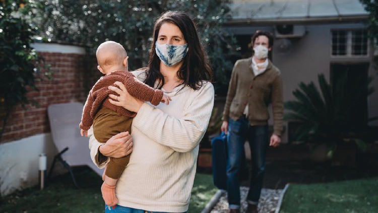 1282712524 Family with one child traveling during Covid-19, wearing protective face masks. They are arriving at a bed and breakfast.