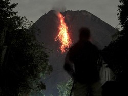 Wisatawan Dilarang Berkerumun Saat Melihat Lava Pijar Gunung Merapi