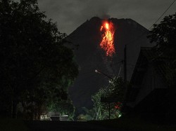 Video Gunung Merapi Luncurkan 17 Kali Guguran Lava Pijar