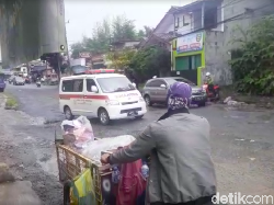 Ambulans Zig-zag di Jl Raya Cikaret yang Rusak