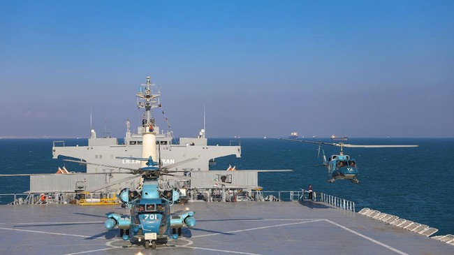 Iran menggelar latihan militer di barat daya negara itu dekat Selat Hormuz yang merupakan jalur strategis pengiriman minyak.