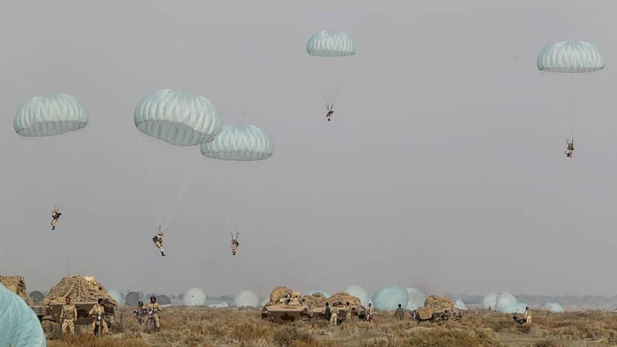 FOTO : Bertikai dengan AS, Militer Iran Asah Kemampuan