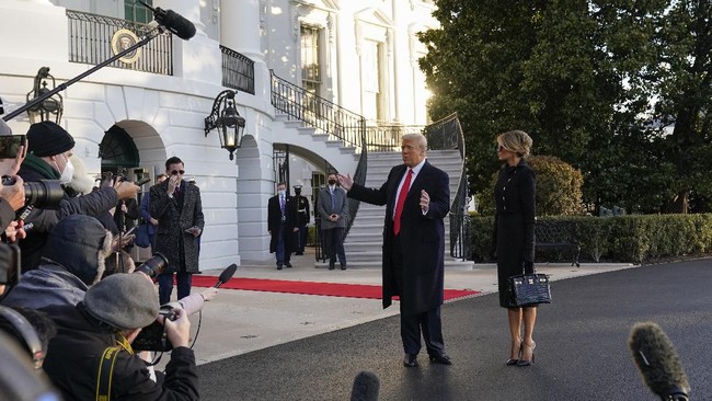 Presiden Amerika Serikat Donald Trump dan Ibu Negara Melania resmi meninggalkan Gedung Putih, Rabu (20/1) pagi waktu setempat.