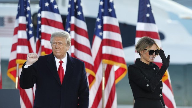 Juru bicara Presiden Joe Biden disebut merasa lega karena mantan Presiden Donald Trump diblokir dari Twitter.