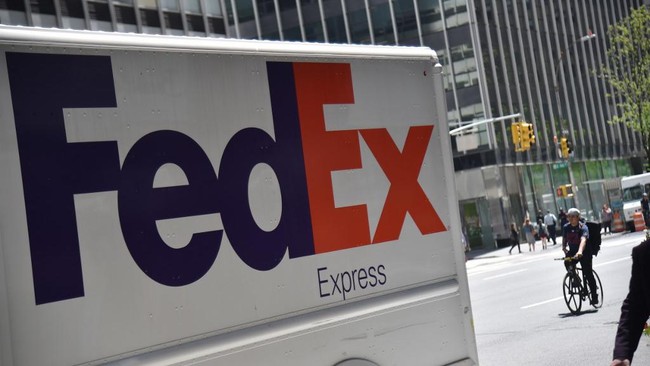 FedEx mengumumkan akan melakukan PHK terhadap lebih dari 10 persen pejabat dan direkturnya demi menghemat biaya sebesar US,7 miliar atau Rp55,1 triliun.