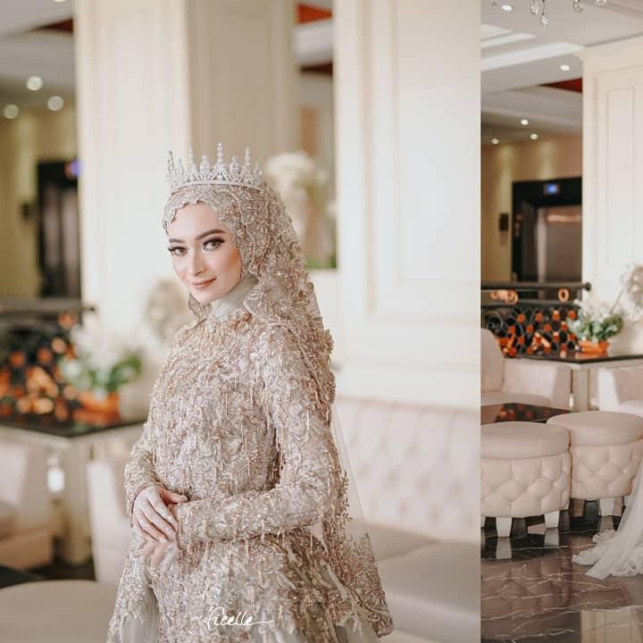 <p>Valda Alviana pun tampil bak putri raja. Cantik banget ya, Bunda. (Foto: Instagram @ficellephoto)</p>
