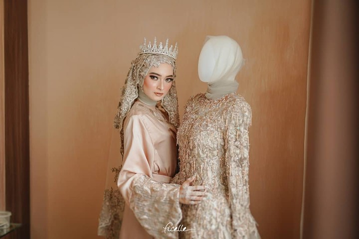 5 Potret Gaun Pernikahan Mewah Istri Reza Zakarya, Lengkap dengan