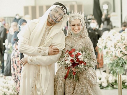 5 Potret Gaun Pernikahan Mewah Istri Reza Zakarya, Lengkap dengan Mahkota