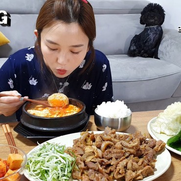 Sebut Kimchi Makanan Korea, YouTuber Mukbang Dipecat dari Agensi China