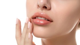 5 Cara Eksfoliasi Bibir yang Aman