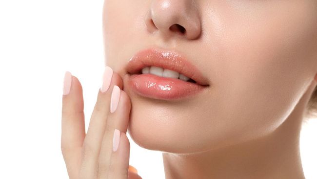 5 Cara Eksfoliasi Bibir yang Aman Eksfoliasi bibir memberikan banyak manfaat seperti membuat bibir lebih segar dan lembut. Berikut 5 cara eksfoliasi bibir yang aman.