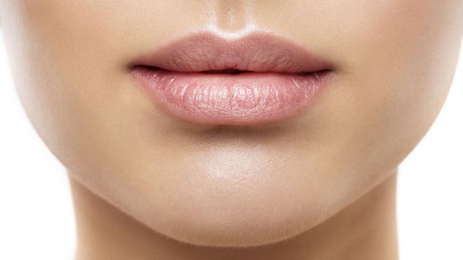 Warna bibir cerah dan merah muda alami menjadi dambaan hampir setiap orang. Namun ada sejumlah kebiasaan yang membuat warna bibir jadi gelap. Apa saja?