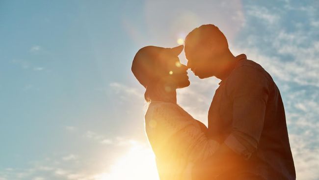 Tak semua jenis ciuman membuat wanita senang. Pria wajib paham bahwa wanita ingin mendapatkan pengalaman ciuman seperti ini.