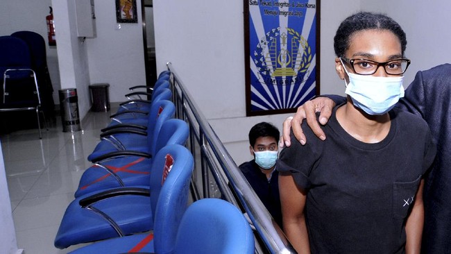 Netizen memberi reaksi beragam soal deportasi Warga Negara AS Kristen Gray dari Bali dan membawa-bawa isu LGBT.