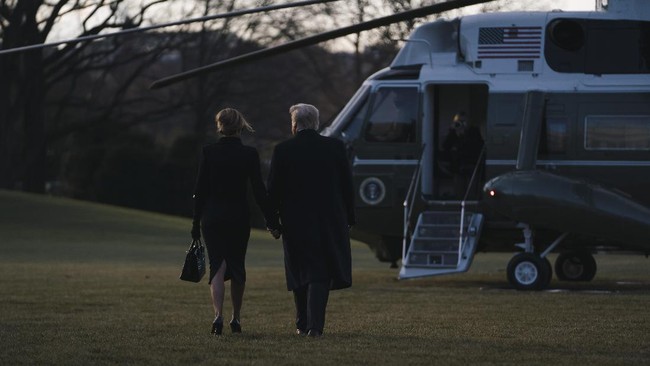 Presiden Amerika Serikat Donald Trump dan Ibu Negara Melania resmi meninggalkan Gedung Putih, Rabu (20/1) pagi waktu setempat.