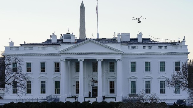 Presiden Amerika Serikat Donald Trump dan Ibu Negara Melania resmi meninggalkan Gedung Putih, Rabu (20/1) pagi waktu setempat.