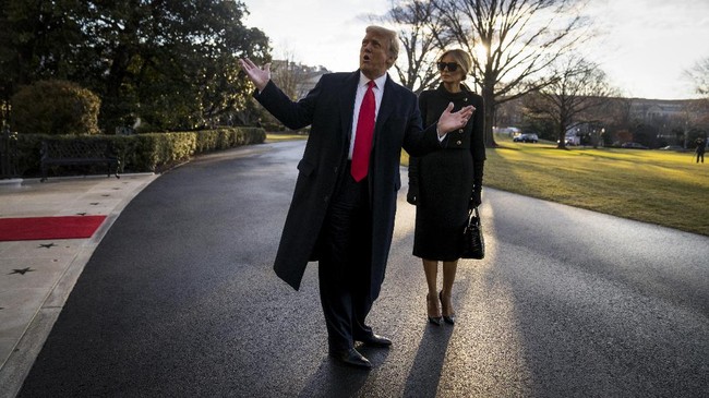 Presiden Amerika Serikat Donald Trump dan Ibu Negara Melania resmi meninggalkan Gedung Putih, Rabu (20/1) pagi waktu setempat.