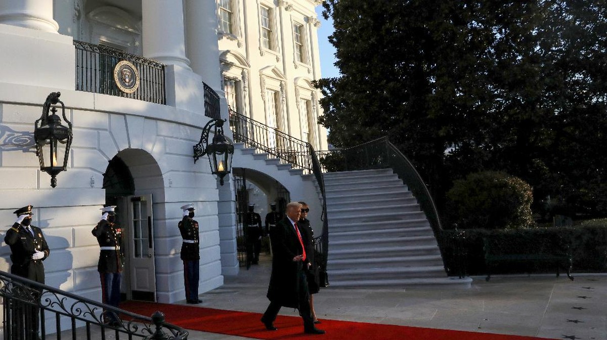 FOTO: Momen Trump Tinggalkan Gedung Putih