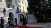 Presiden Amerika Serikat Donald Trump dan Ibu Negara Melania resmi meninggalkan Gedung Putih, Rabu (20/1) pagi waktu setempat.