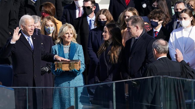 Joe Biden dan Kamala Harris resmi dilantik menjadi Presiden dan Wakil Presiden Amerika Serikat, Rabu (20/1).