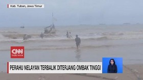 VIDEO: Perahu Nelayan Terbalik Diterjang Ombak Tinggi