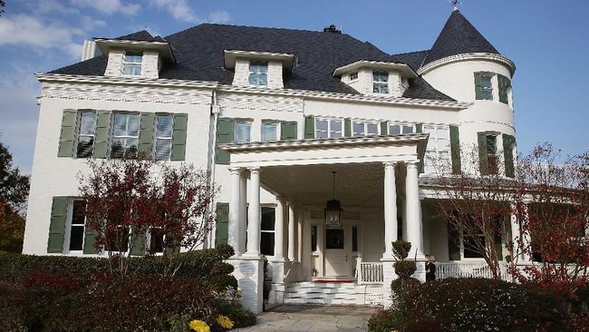 Kamala Harris dan suaminya akan menempati rumah dinas berusia 128 tahun yang berjarak sekitar sepuluh menit berkendara ke Gedung Putih.